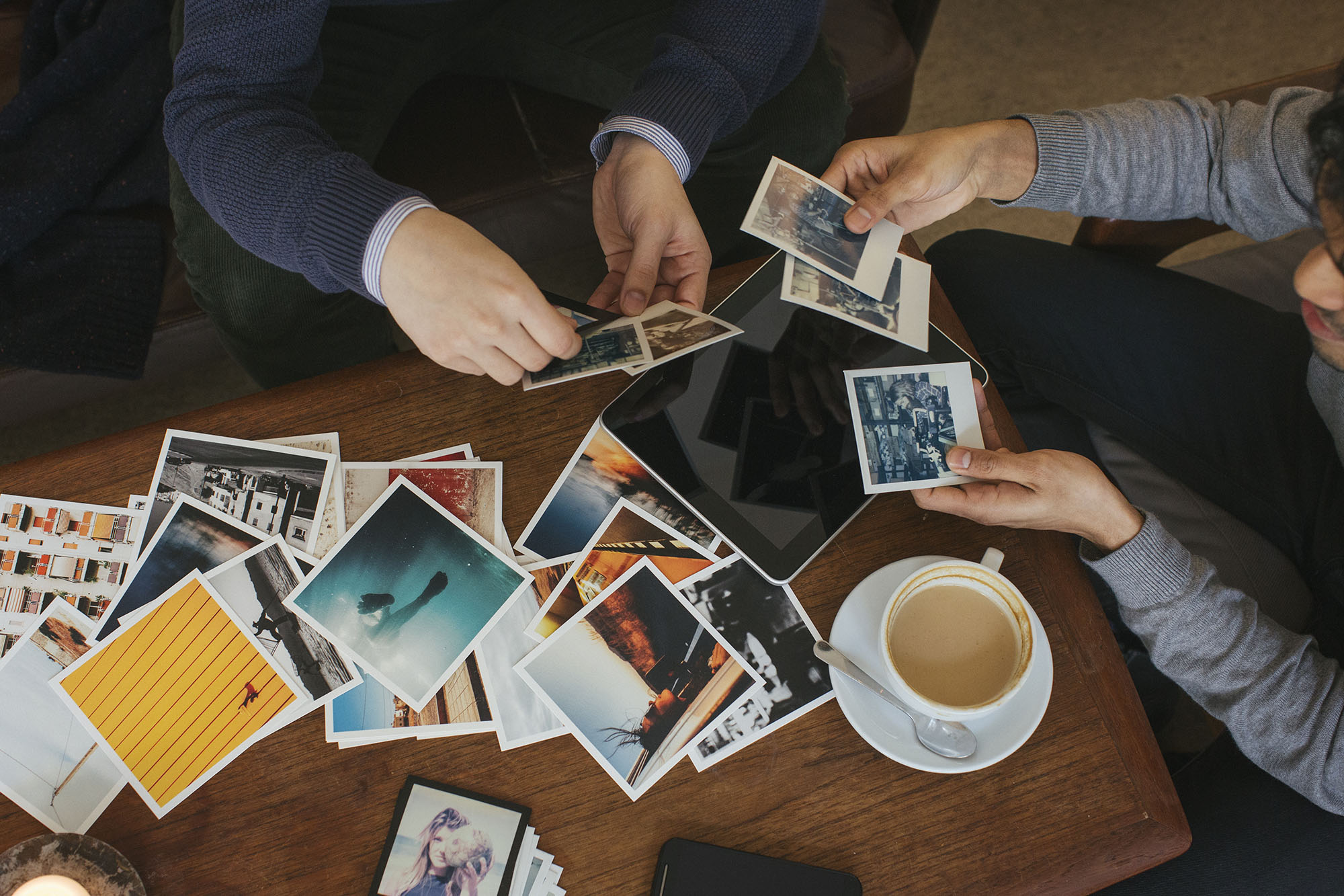 Zwei Personen schauen sich Fotografien an